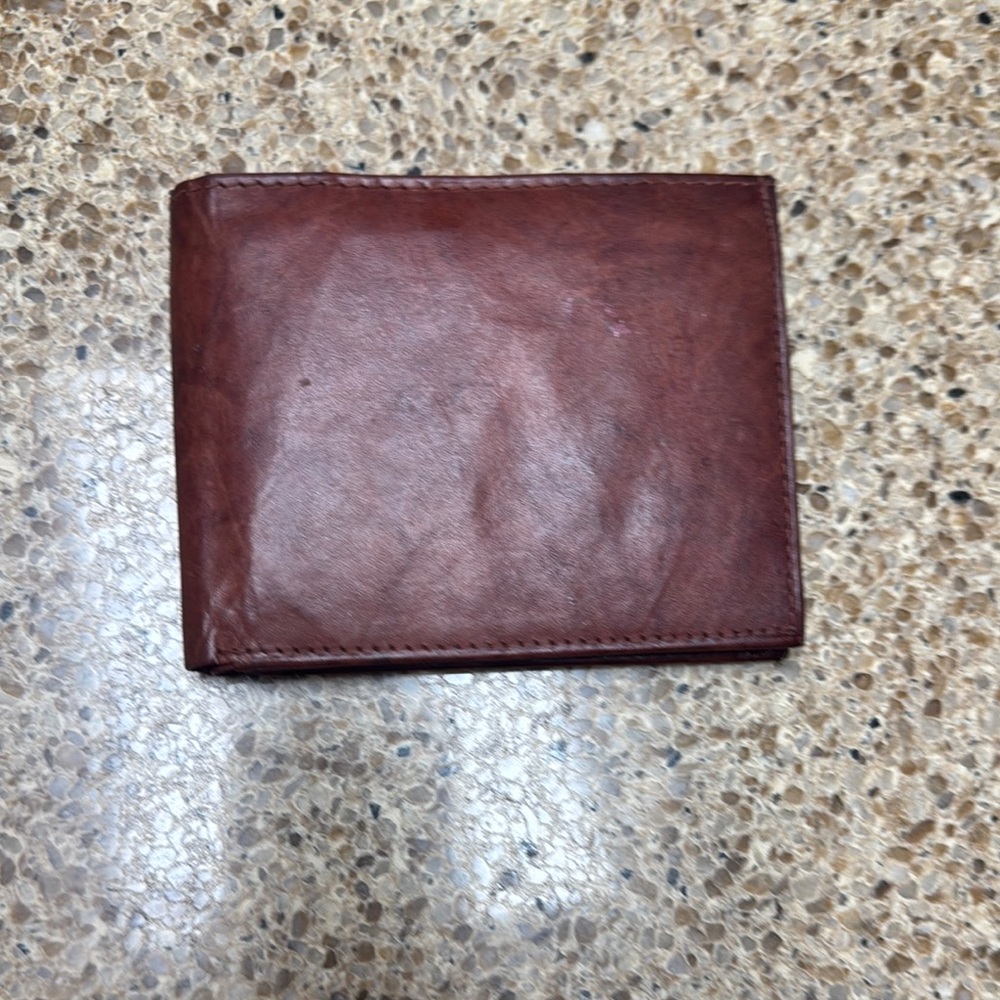Classic Brown Leather Bi-Fold Wallet with Vintage Appeal